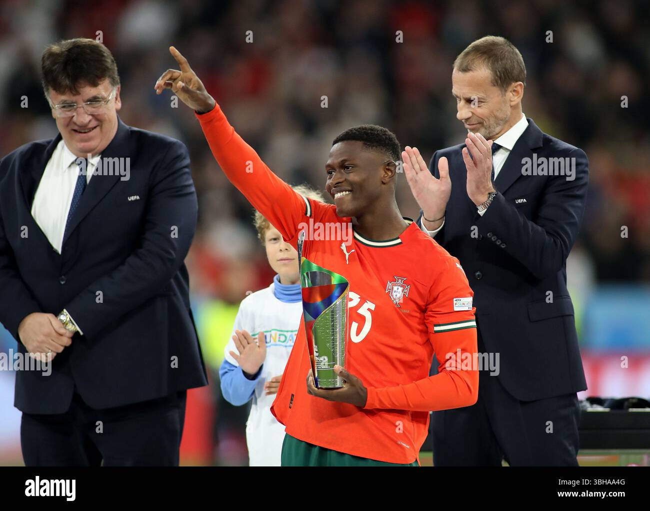Fussball, Herren, saison 2024/2025, Portugal - Spanien, UEFA Nations League, finale, Allianz Arena Nuno Mendes (Portugal) hebt den rechten Arm, Zeigefinger, Bester Spieler des finales, Pokal, Auszeichung Banque D'Images