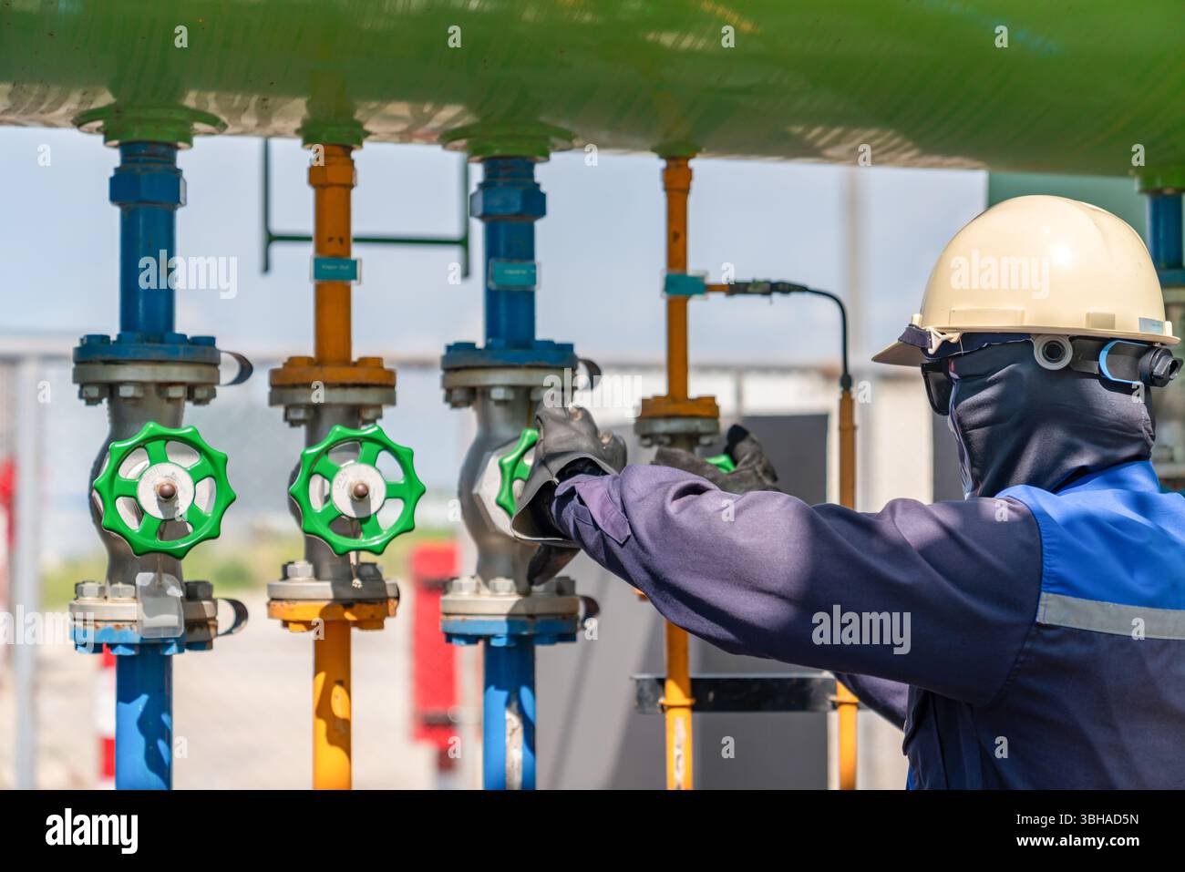 Le technicien ouvre la fermeture de la vanne à l'usine de gaz. Banque D'Images