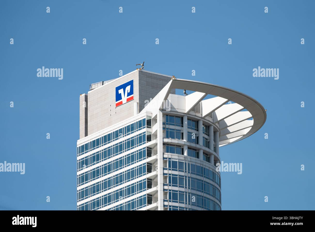 Bâtiment de la tour Volksbank à Francfort. Le logo de la banque est à l'extérieur du gratte-ciel. Westend Tower est conçu par Kohn Pedersen Fox. Banque D'Images