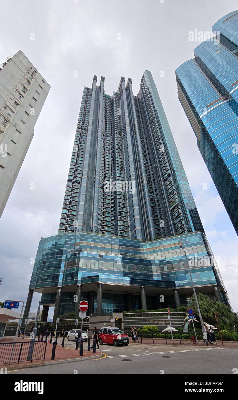 Harbourfront Landmark Towers à Hung Hom, Hong Kong. - Image de stock capturée avec un smartphone
