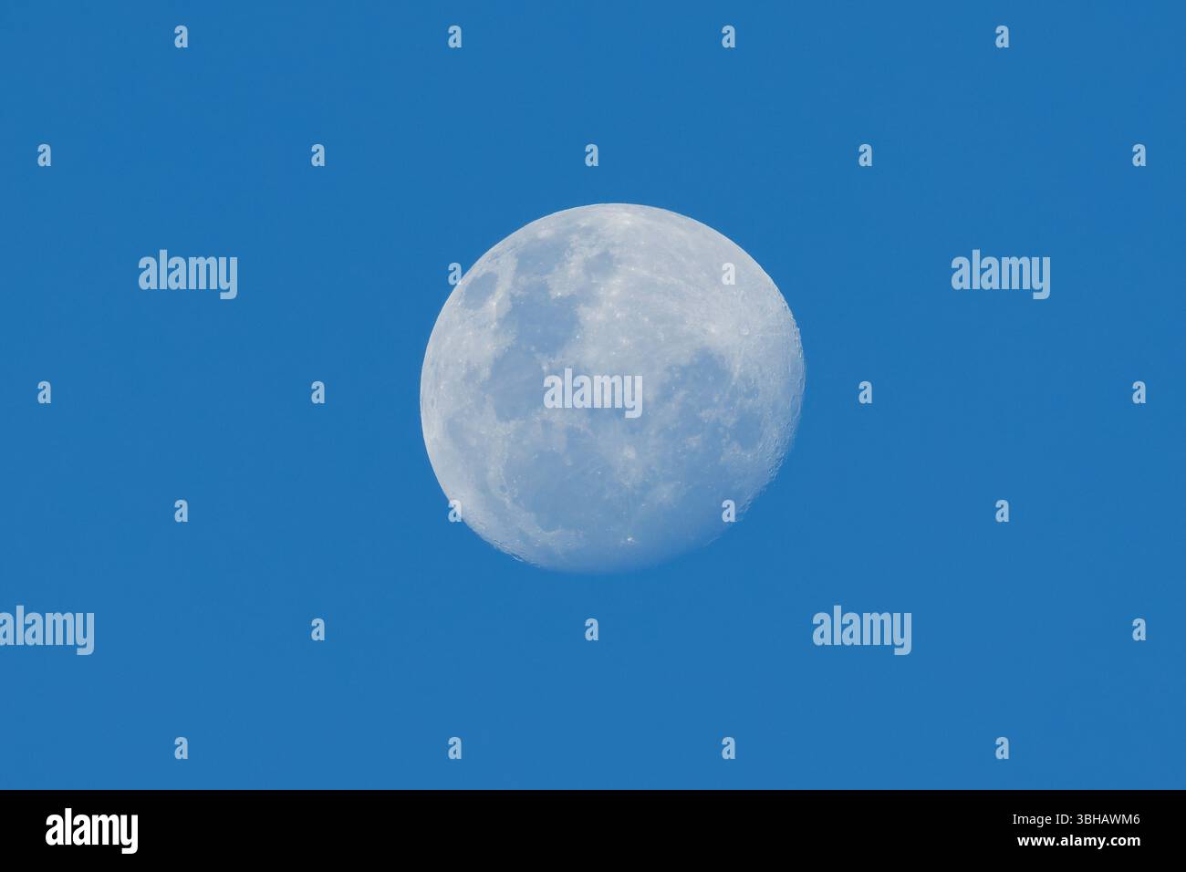 Vue de la lune dans un ciel bleu clair et sans nuages Banque D'Images