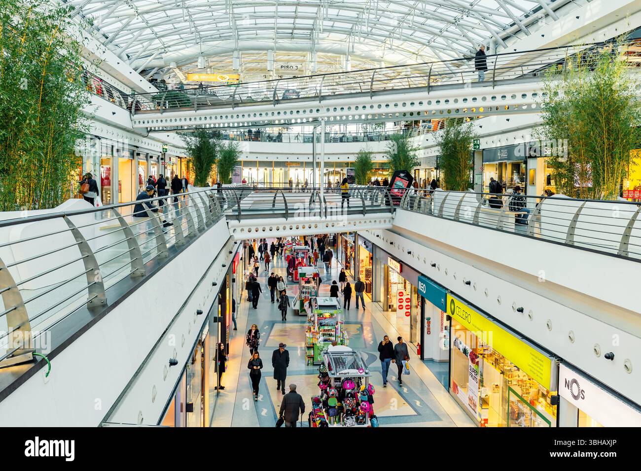 Les gens marchent le long des couloirs, des magasins de détail et des kiosques au centre commercial Vasco da Gama à Lisbonne, au Portugal. Banque D'Images