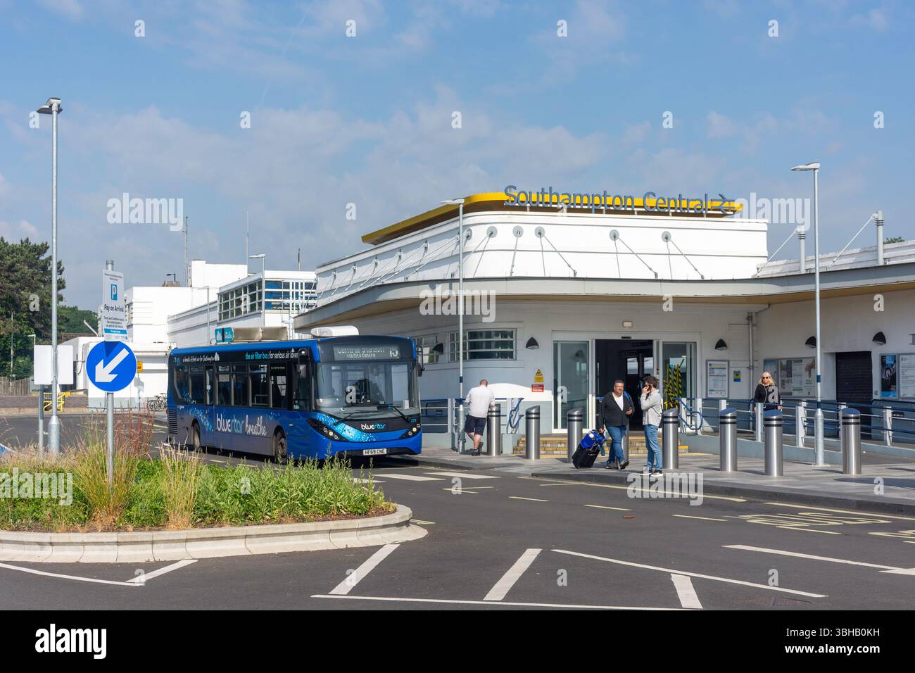 Bluestar City bus à l'extérieur de Southampton Central Railway Station, Blechynden Terrace, Southampton, Hampshire, Angleterre, Royaume-Uni Banque D'Images