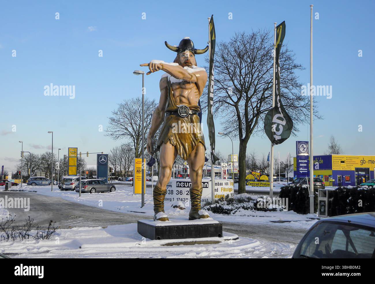 Au lieu du célèbre clown, mascotte de la chaîne de restauration rapide McDonald's, un viking géant accueille les clients comme symbole, Wolgast sous la neige, Allemagne Banque D'Images