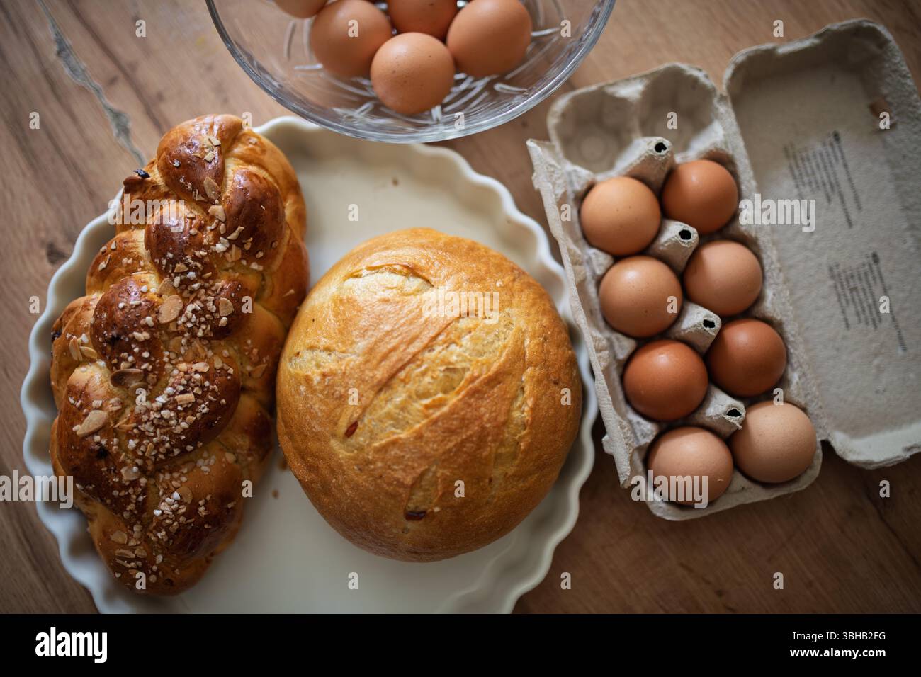 Pain et œufs faits maison sur la table de cuisine rustique Banque D'Images