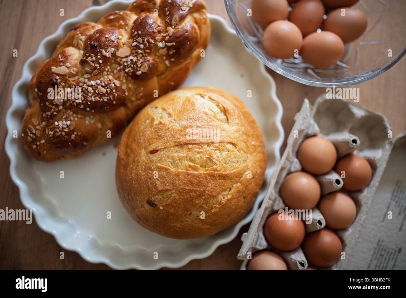 Pain et œufs faits maison sur la table de cuisine rustique Banque D'Images