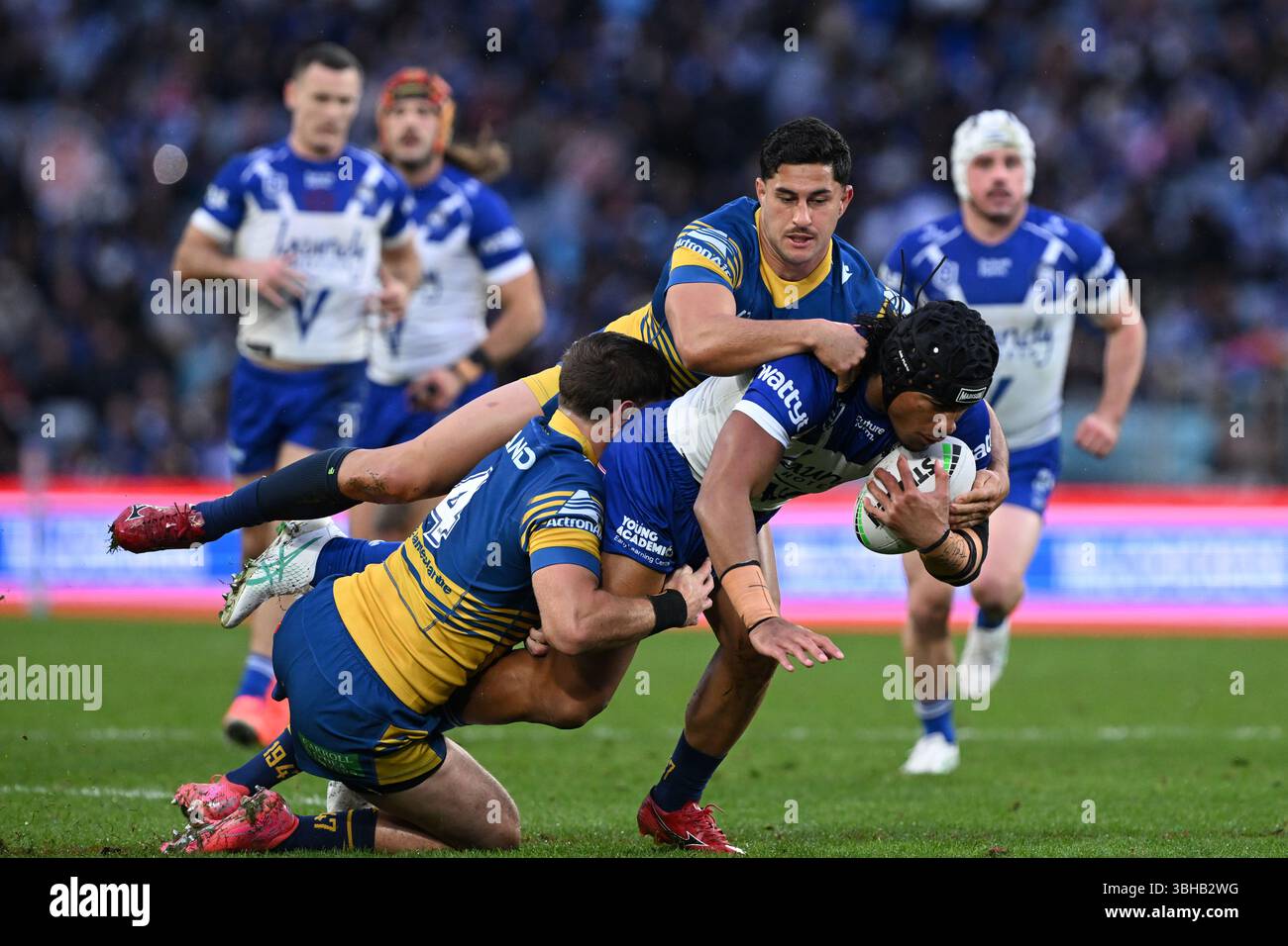 Sydney, Australie. 09 juin 2025. Stephen Crichton des Bulldogs est affronté par Sean Russell et Dylan Brown des Eels lors du match de la NRL Round 14 entre les Bulldogs de Canterbury-Bankstown et les Eels de Parramatta au stade Accor de Sydney, le lundi 9 juin 2025. (AAP image/Dean Lewins) PAS D'ARCHIVAGE, USAGE ÉDITORIAL UNIQUEMENT crédit : Australian Associated Press/Alamy Live News Banque D'Images