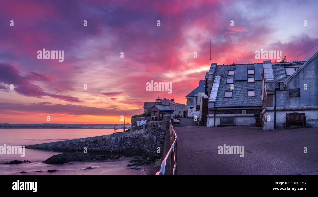 Appledore, North Devon - Une belle gamme de couleurs réparties à travers le ciel de l'aube derrière la station RNLI sur l'estuaire de la rivière Torridge à Appledore i. Banque D'Images