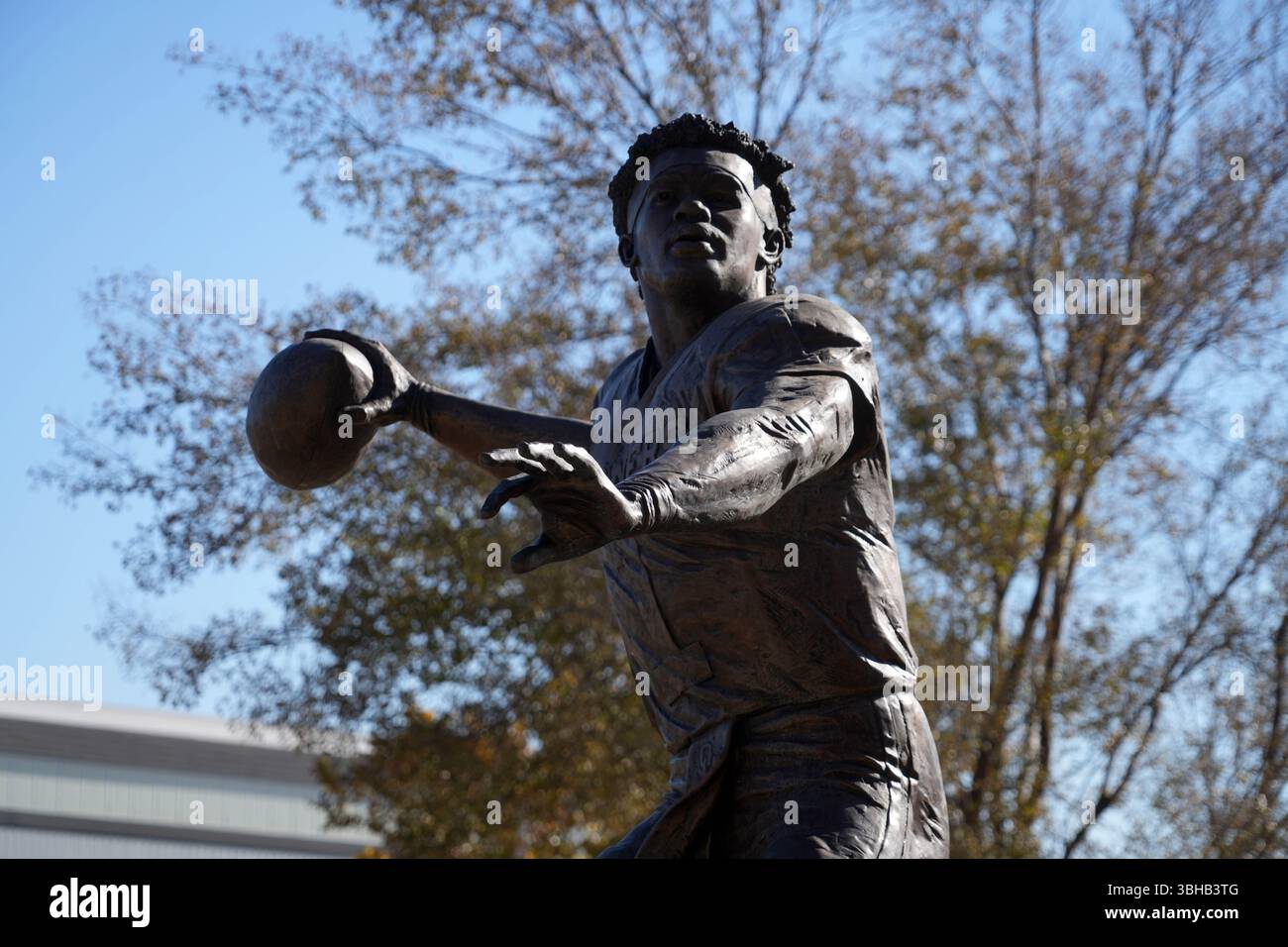 Une statue de l'ancien quarterback des Oklahoma Sooners Kyler Murray dans Heisman Park sur le campus de l'Université de l'Oklahoma, dimanche 1er décembre 2024, à Norman, Oklahoma. Banque D'Images