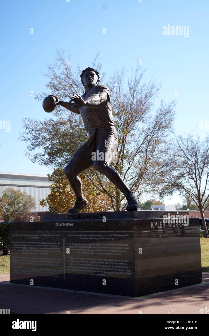 Une statue de l'ancien quarterback des Oklahoma Sooners Kyler Murray dans Heisman Park sur le campus de l'Université de l'Oklahoma, dimanche 1er décembre 2024, à Norman, Oklahoma. Banque D'Images