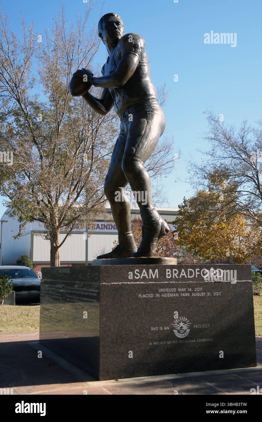 Une statue de l'ancien quarterback des Oklahoma Sooners Sam Bradford à Heisman Park sur le campus de l'Université d'Oklahoma, dimanche 1er décembre 2024, à Norman, Oklahoma. Banque D'Images