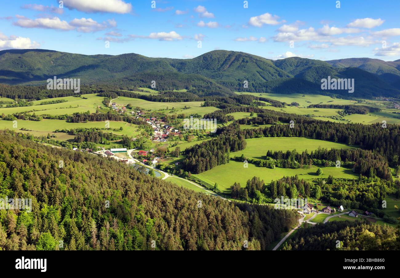 Photo panoramique de la montagne printanière. Fabuleux lever et coucher de soleil dans les montagnes, nature incroyable Banque D'Images