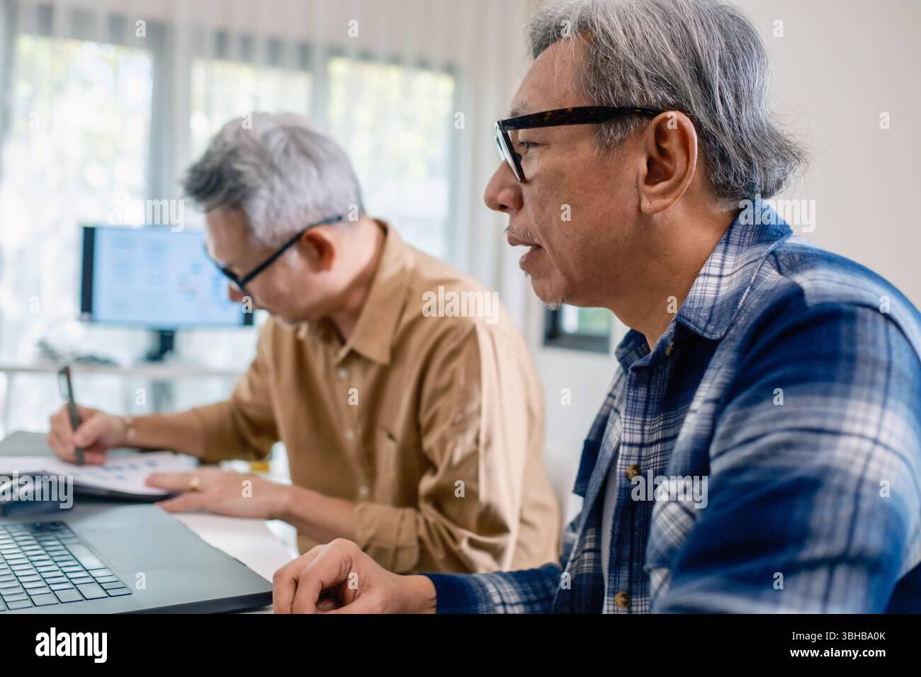 Homme senior participant à un bootcamp de programmation informatique, améliorant les compétences et l'apprentissage du codage et développant la collaboration dans le brainstorming et la COD Banque D'Images