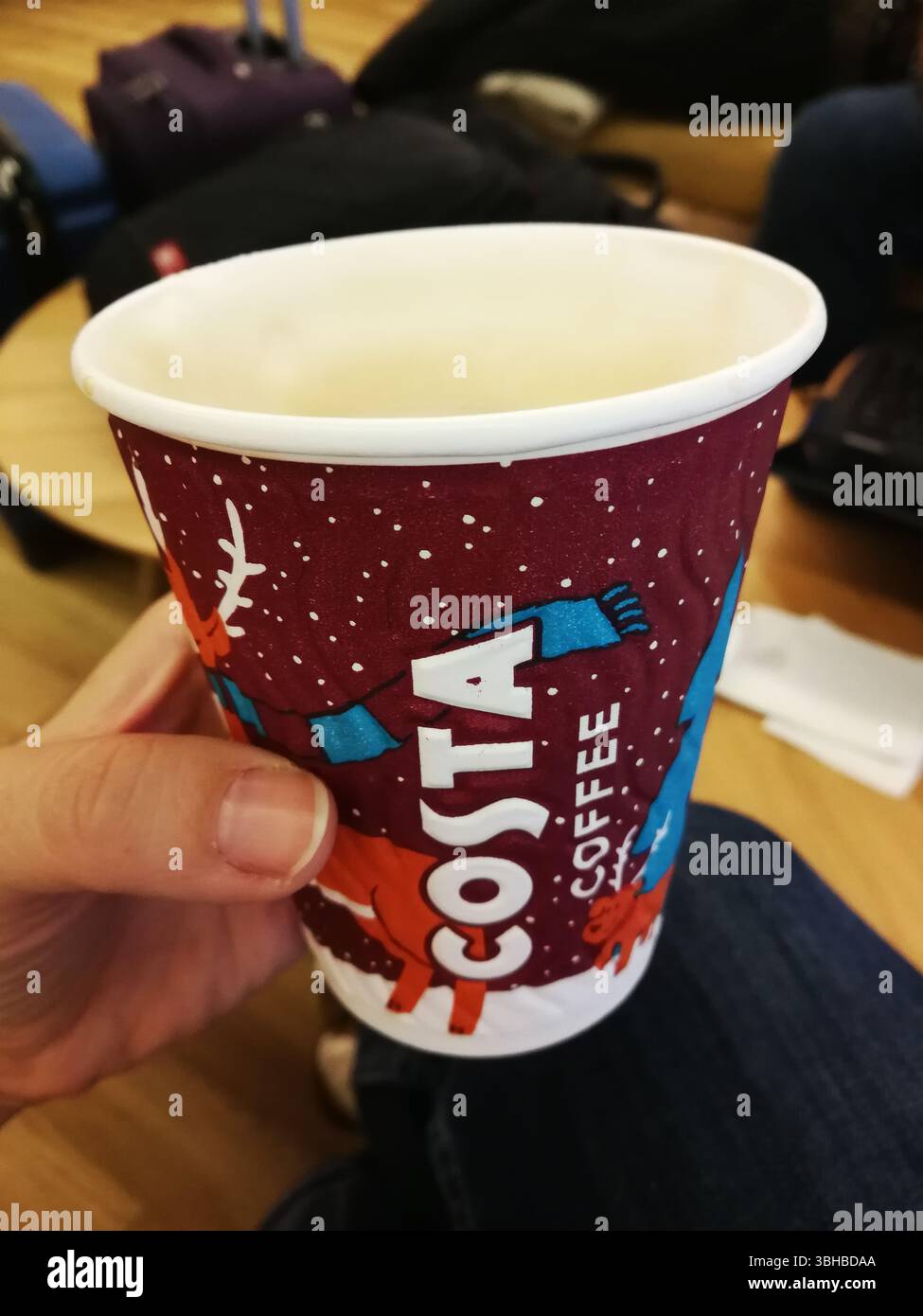 Organisez une tasse de café Costa festive dans un cadre confortable et détendu. Horley, Royaume-Uni Banque D'Images