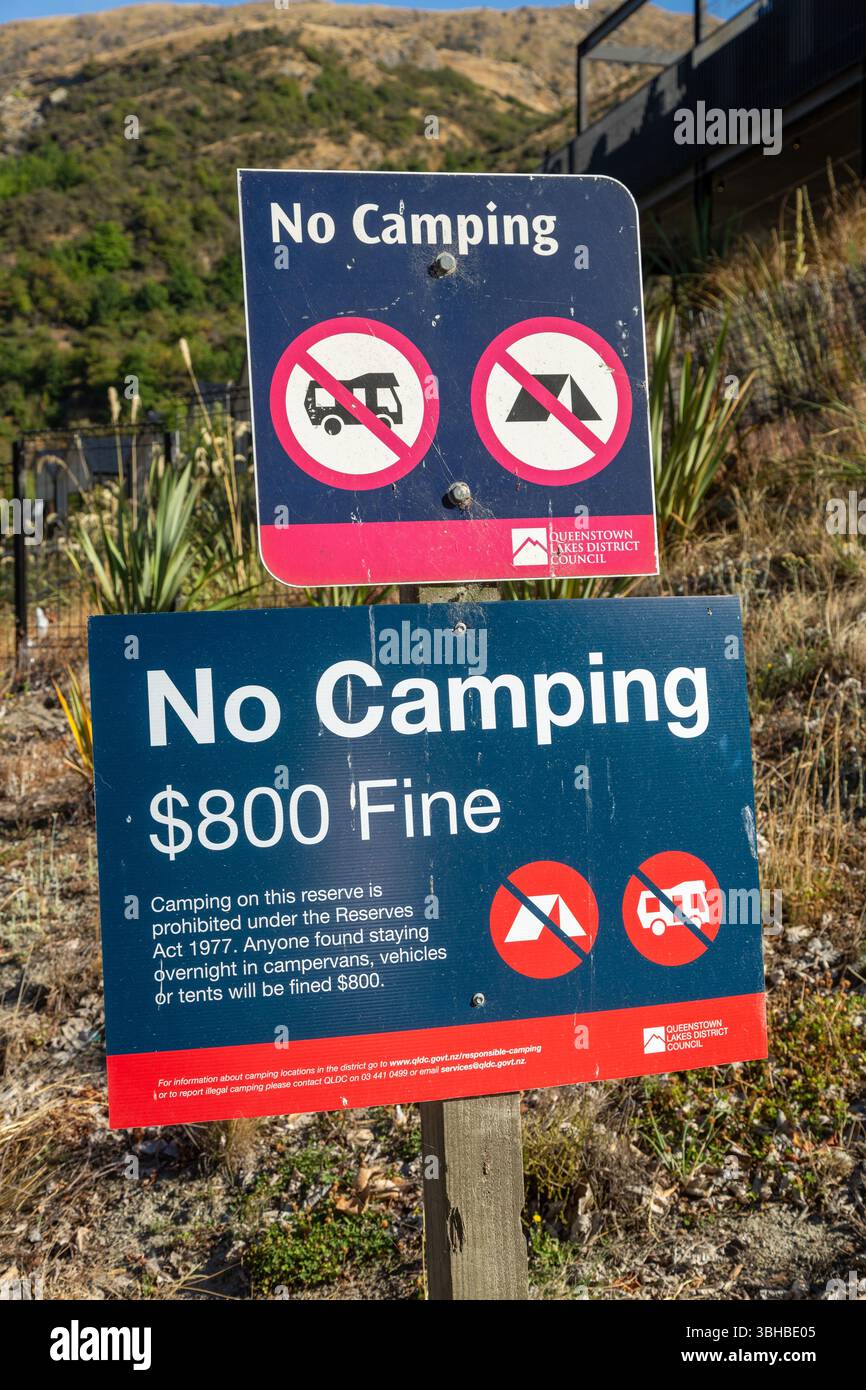 No Camping Sign & No Camping 800 $ Fine Sign, Queenstown, Otago, Nouvelle-Zélande Banque D'Images