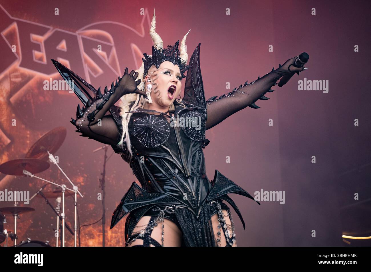 Trondheim, Norvège. 07 juin 2025. Le groupe de Power metal finlandais Battle Beast donne un concert lors du festival de musique norvégien Neon Festival 2025 à Trondheim. Ici, la chanteuse Noora Louhimo est vue en direct sur scène. Banque D'Images