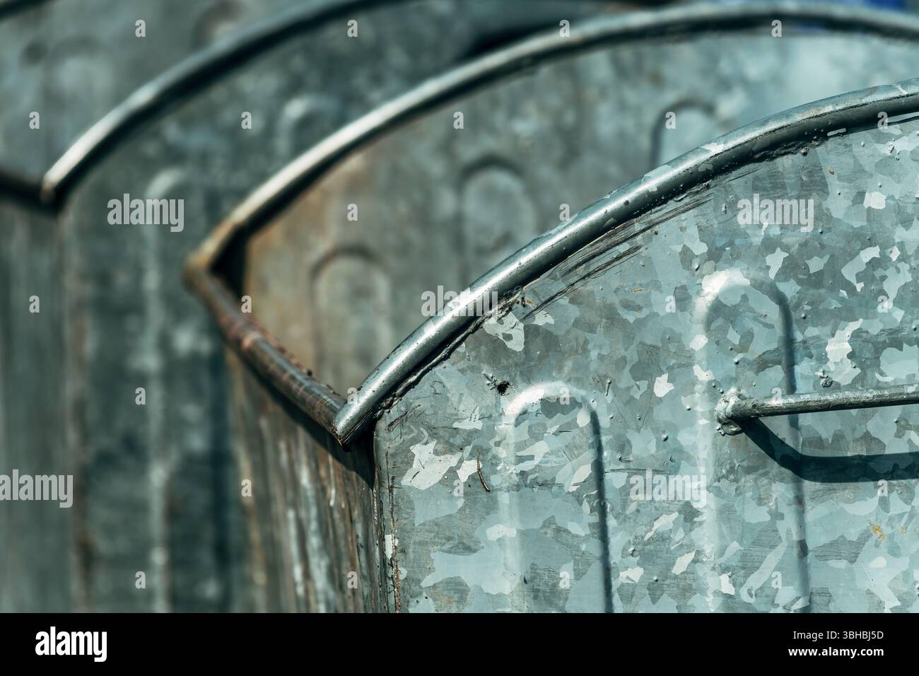 Conteneur à ordures métallique dans la rue, mise au point sélective Banque D'Images