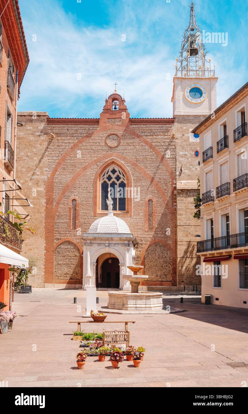 Une vue de la façade de la cathédrale Saint-Jean-Baptiste, à Perpignan, France, par une journée ensoleillée de printemps Banque D'Images Une vue de la façade de la cathédrale Saint-Jean-Baptiste, à Perpignan, France, par une journée ensoleillée de printemps Banque D'Images