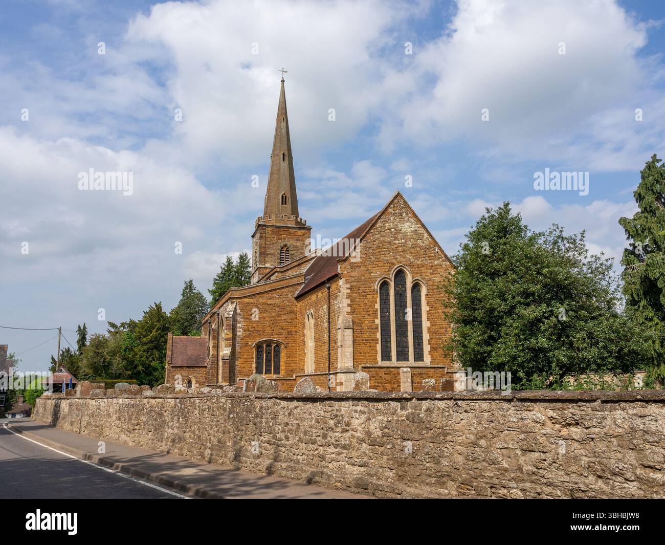 St Bartholomew, église paroissiale classée grade I dans le village de Greens Norton, Towcester, Royaume-Uni ; les premières parties de l'église datent de l'époque saxonne Banque D'Images