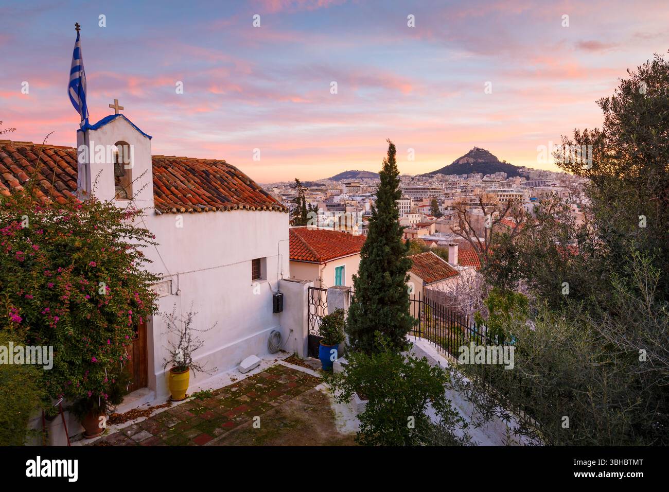 Vue sur la colline de Lycabette depuis le quartier Anafiotika à Athènes. Banque D'Images