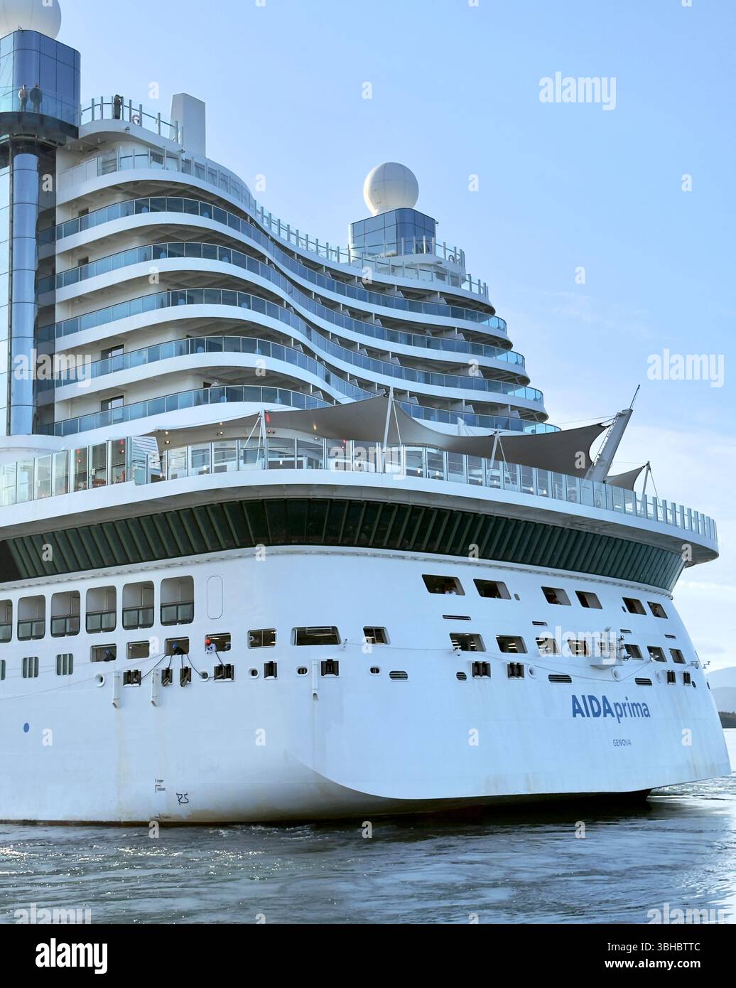 Vue arrière du bateau de croisière AIDA Prima arrivant au port de Molde, Norvège. - Image de stock capturée avec un smartphone