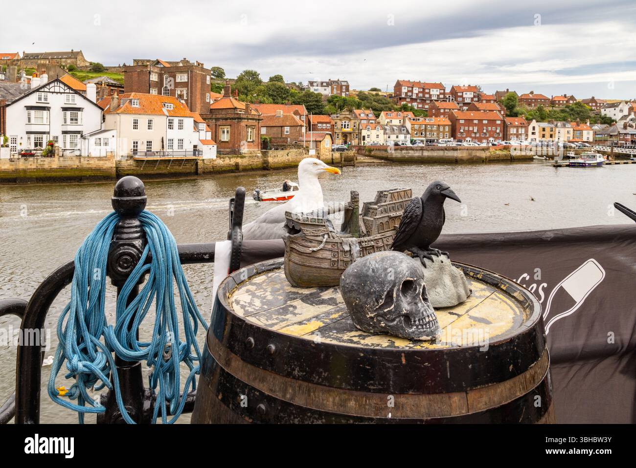 Scène originale près de la rivière Esk à Whitby, avec des bâtiments historiques, des toits rouges et des accessoires maritimes capturant le caractère gothique et côtier de la ville. Banque D'Images