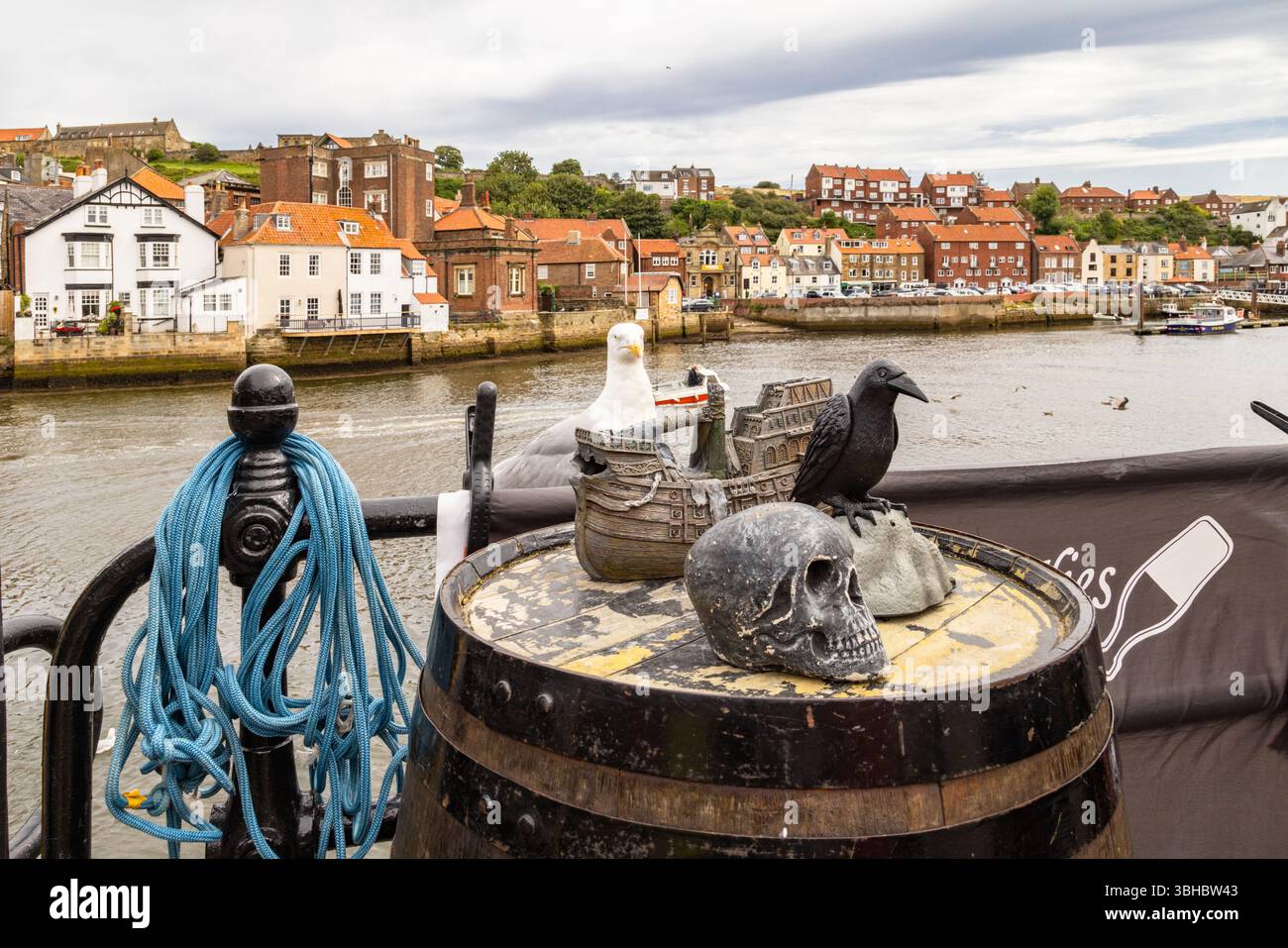 Scène originale près de la rivière Esk à Whitby, avec des bâtiments historiques, des toits rouges et des accessoires maritimes capturant le caractère gothique et côtier de la ville. Banque D'Images