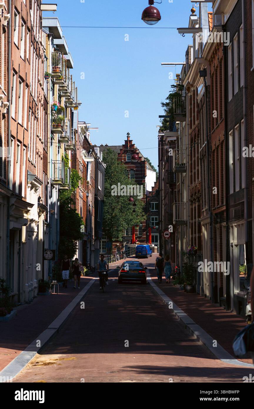 Une rue calme d'Amsterdam avec des bâtiments étroits et des vélos Banque D'Images