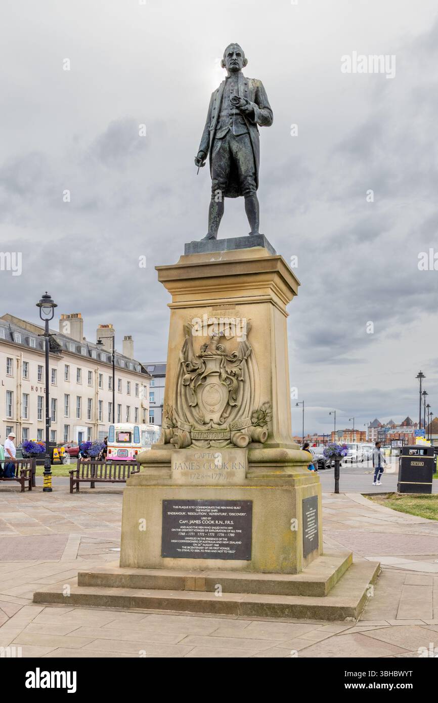 Statue du capitaine James Cook debout au-dessus du port de Whitby. Un point de repère clé célébrant les liens de l'explorateur avec cette ville balnéaire historique du Yorkshire. Banque D'Images