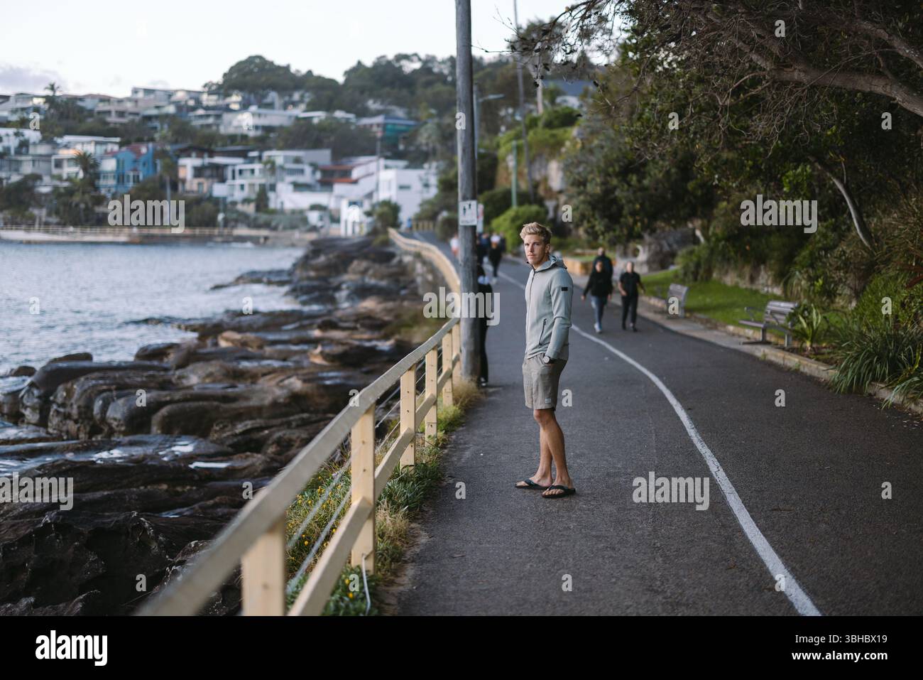Homme debout sur balmoral Beach Coastal Walk à sydney, australie Banque D'Images