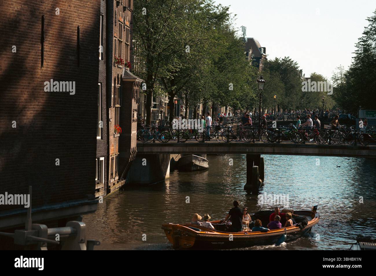 Canal d'Amsterdam avec pont et bateau de passage Banque D'Images