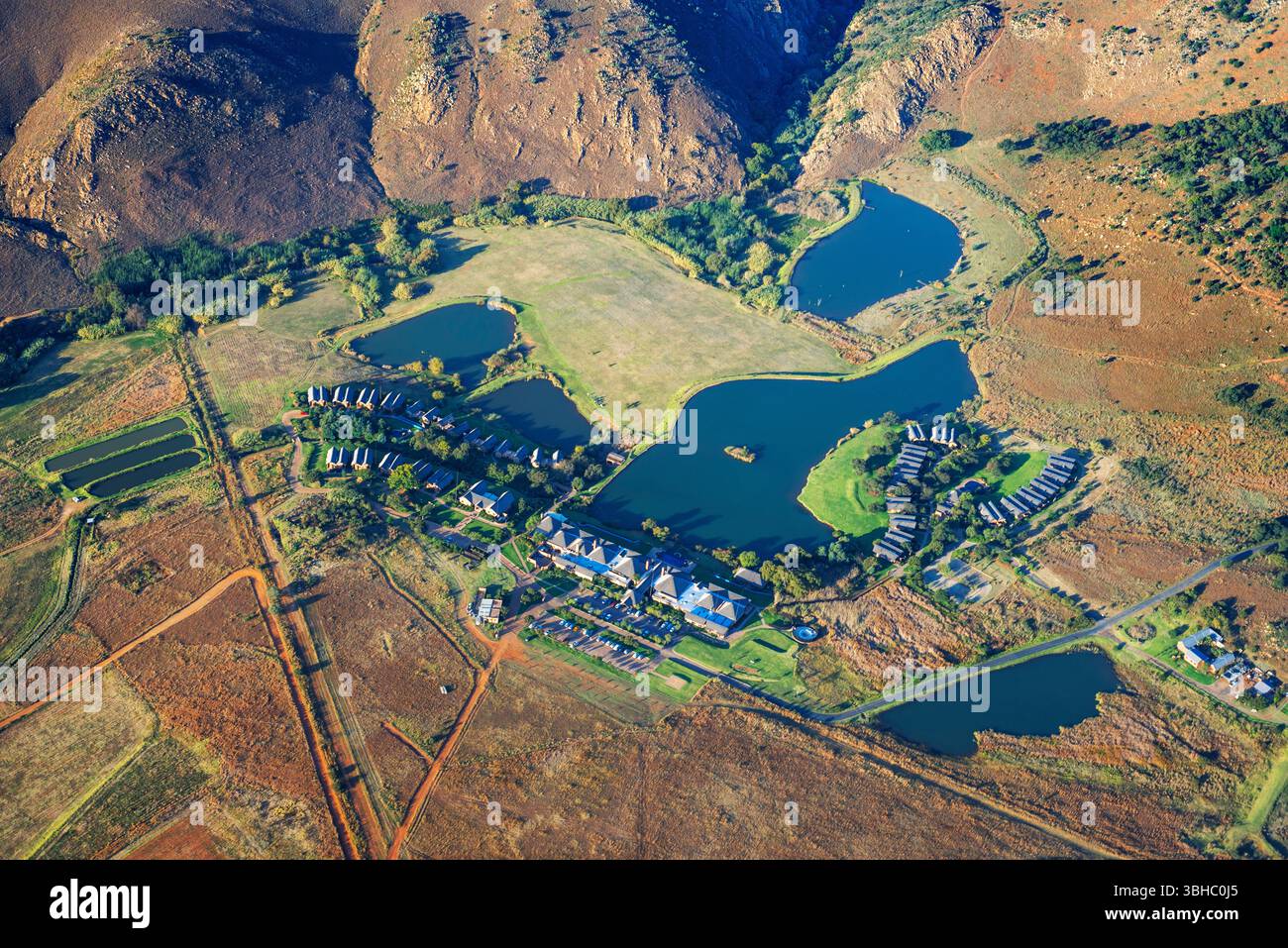 Vue aérienne des terres agricoles jouxtant une banlieue résidentielle dans la région d'Ekurhuleni, près de Johannesburg Banque D'Images