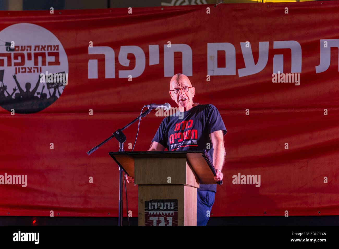 Haïfa, Israël - 07 juin 2025 : le Professeur Amos Guiora parle à la foule, dans le cadre d'un rassemblement de protestation appelant à la fin de la guerre et à la conclusion de l'accord d'otages Banque D'Images