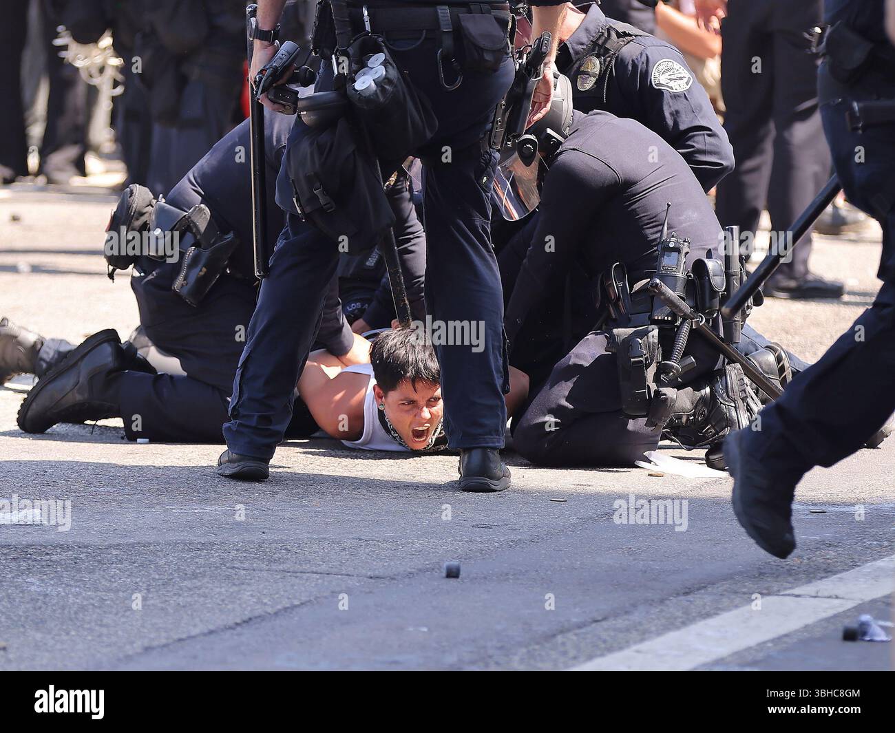Los Angeles, États-Unis. 8 juin 2025. Un manifestant est arrêté par des policiers du département de police de Los Angeles devant le centre de détention fédéral de Los Angeles, à Los Angeles, Californie, États-Unis, le 8 juin, 2025. plus de 1 000 manifestants se sont affrontés dimanche dans le centre-ville de Los Angeles et se sont affrontés aux troupes de la Garde nationale lors des dernières manifestations contre les raids de l'immigration qui ont balayé la Californie ce week-end. Crédit : Qiu Chen/Xinhua/Alamy Live News Banque D'Images