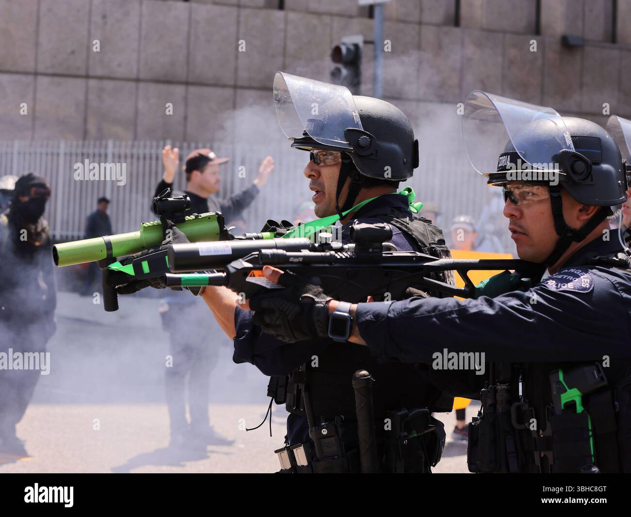 Los Angeles, États-Unis. 8 juin 2025. Les policiers du département de police de Los Angeles tentent de disperser les manifestants devant le centre de détention fédéral de Los Angeles, à Los Angeles, Californie, États-Unis, le 8 juin, 2025. plus de 1 000 manifestants se sont affrontés dimanche dans le centre-ville de Los Angeles et se sont affrontés aux troupes de la Garde nationale lors des dernières manifestations contre les raids de l'immigration qui ont balayé la Californie ce week-end. Crédit : Qiu Chen/Xinhua/Alamy Live News Banque D'Images