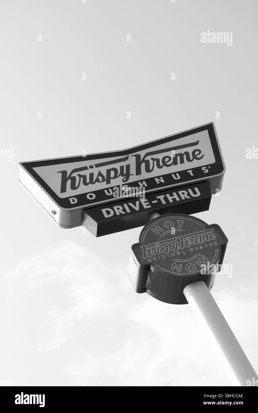 Emblématique enseigne Krispy Kreme Doughnuts, photographiée aux États-Unis. Banque D'Images