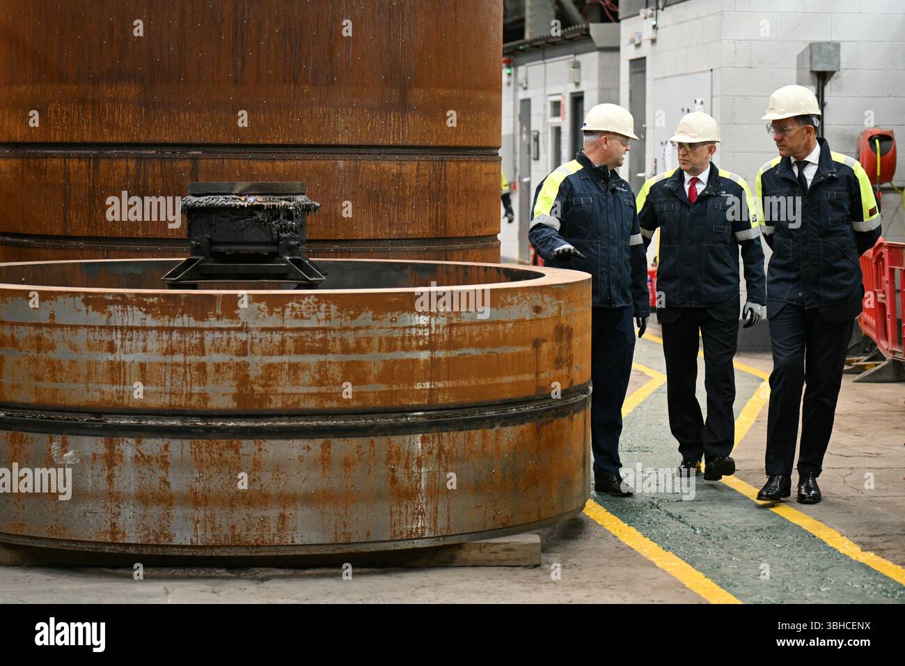 Le secrétaire à la Défense John Healey (au centre) et le secrétaire général de l'OTAN Mark Rutte (à droite) lors d'une visite de Sheffield Forgemasters, où est fabriqué de l'acier spécialisé pour les programmes de défense critiques du Royaume-Uni, dans le cadre de la visite de M. Rutte au Royaume-Uni. Date de la photo : lundi 9 juin 2025. Banque D'Images