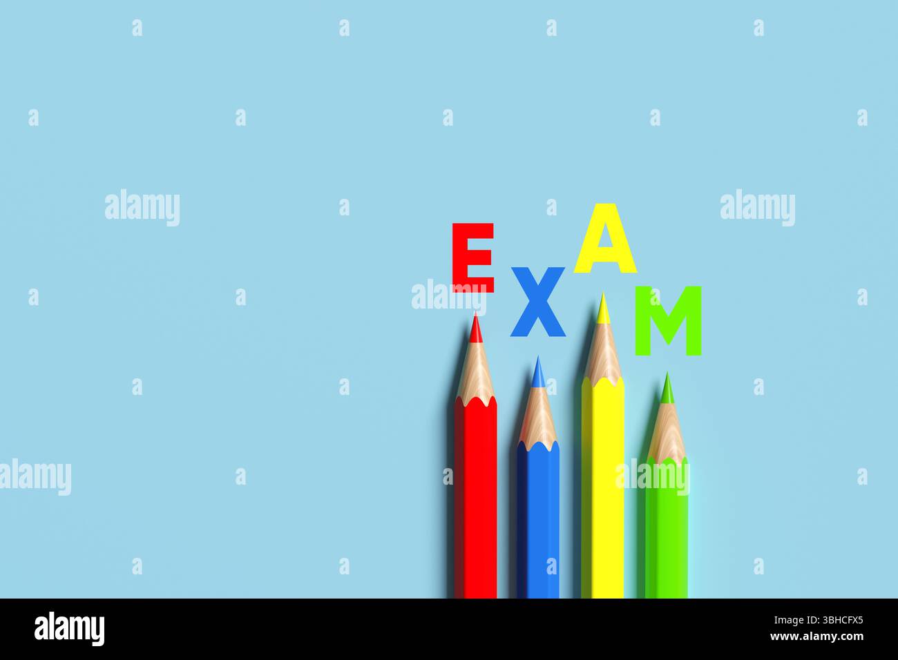 Texte d'examen avec des crayons de couleur sur fond bleu clair suggérant test scolaire, préparation à l'examen, passer un examen ou retourner à l'école Banque D'Images