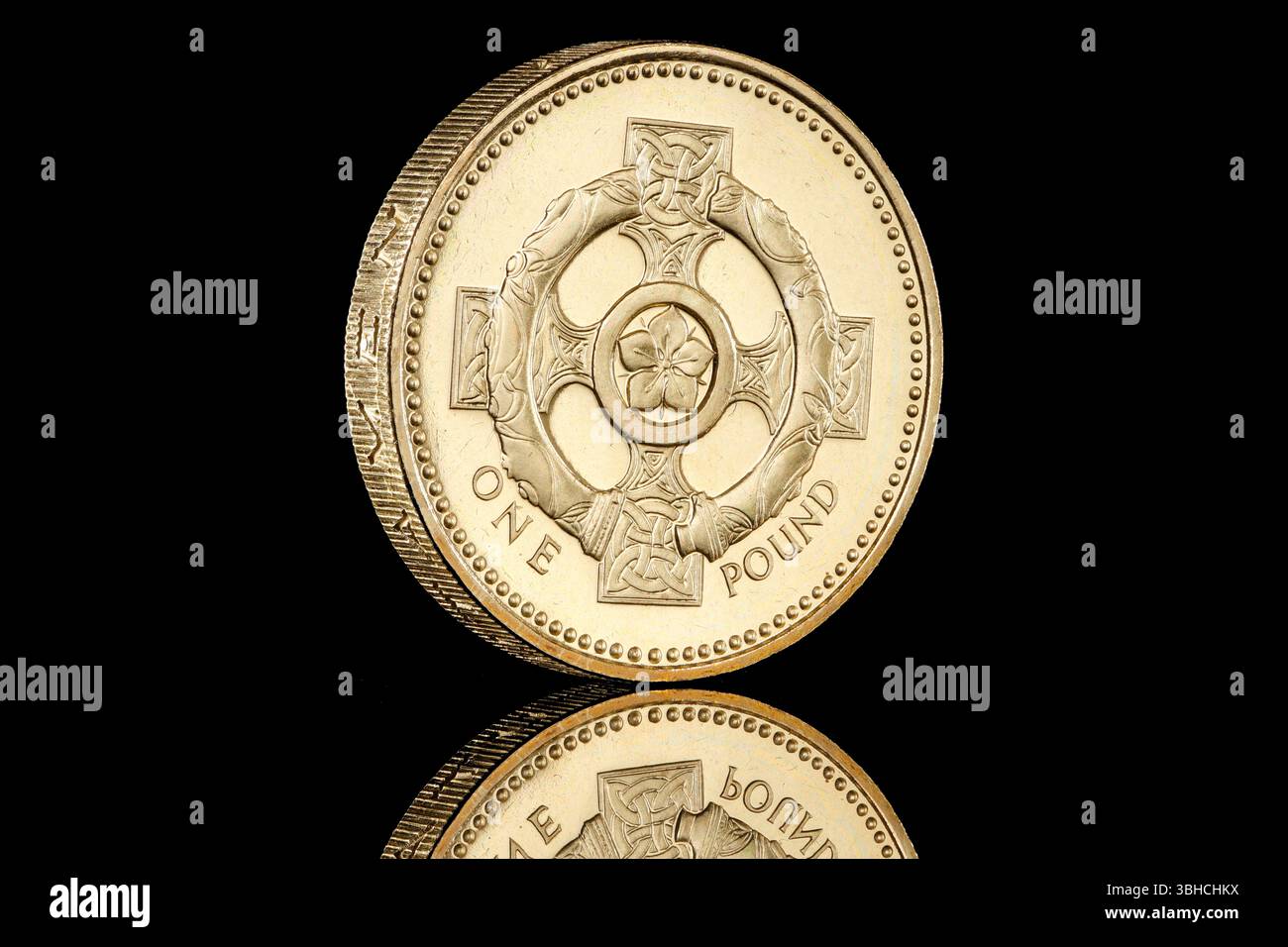 Pièce de 1996 livres britanniques avec motif Croix celtique d'Irlande du Nord. L'avers présente le 3e portrait de la reine Elizabeth ll par Raphael Maklouf Banque D'Images