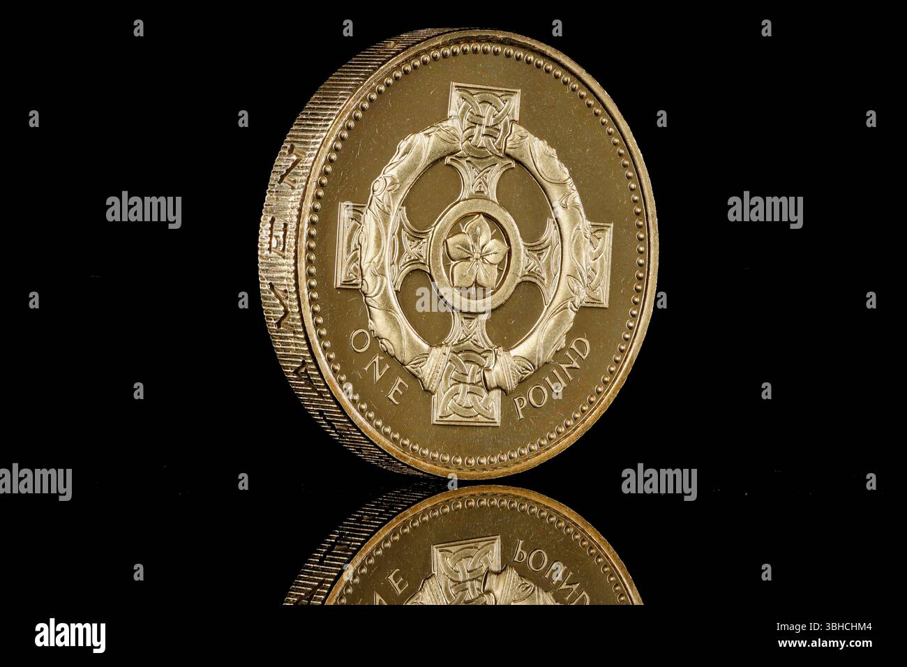 Pièce de 1996 livres britanniques avec motif Croix celtique d'Irlande du Nord. L'avers présente le 3e portrait de la reine Elizabeth ll par Raphael Maklouf Banque D'Images