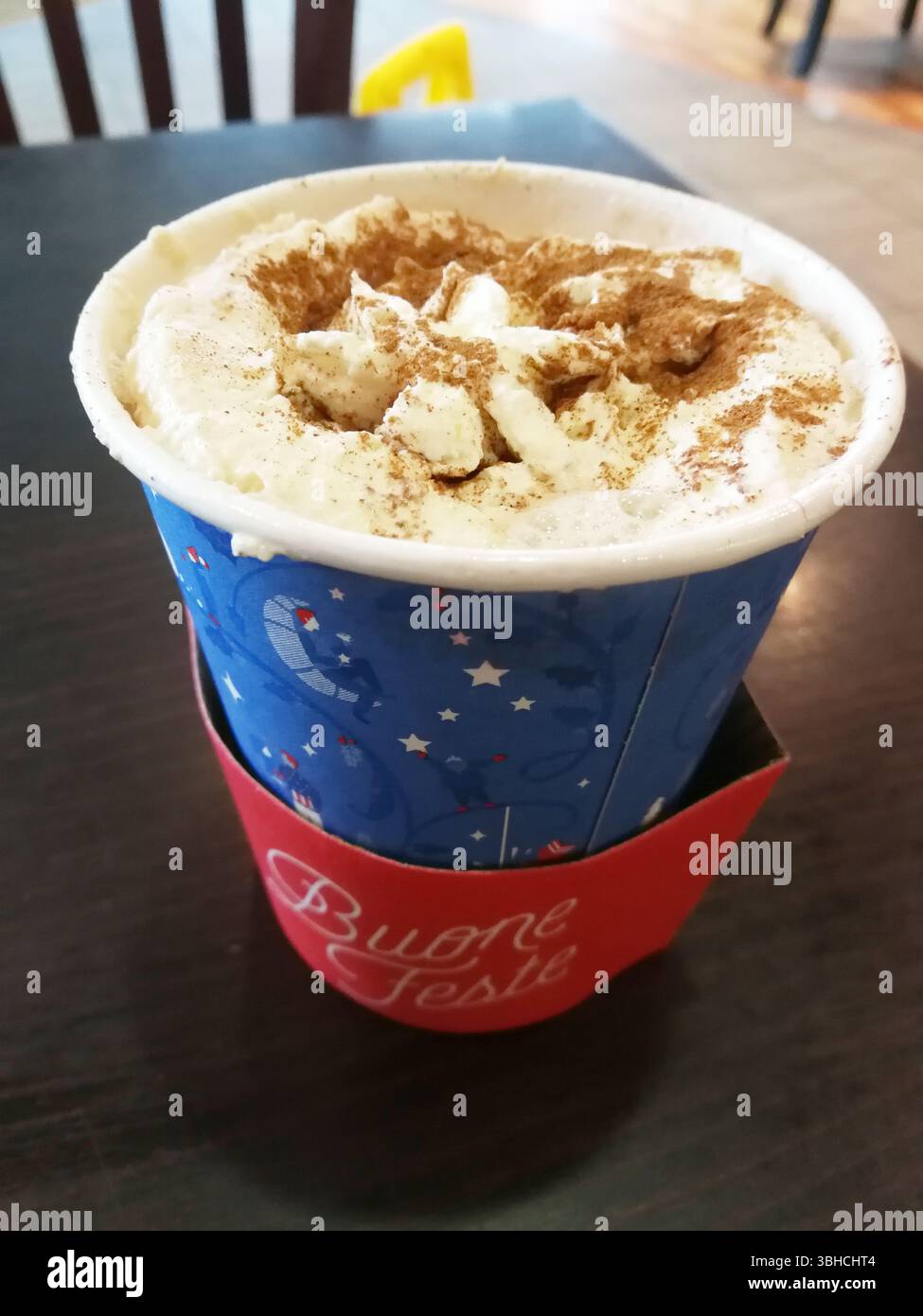 Boisson festive des fêtes avec crème fouettée et garniture à la cannelle. Boston, Royaume-Uni Banque D'Images