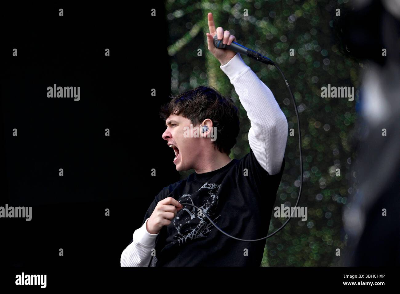 Sänger Bryan Garris von der Band Knocked Loose am dritten Tag BEI Rock im Park Rip 2025 am Nürnberger Zeppelinfeld. DAS Festival findet seit 1993 als Parallelveranstaltung zum Event Rock am Ring statt. Nürnberg, 08.06.2025 Bayern Deutschland *** chanteur Bryan Garris du groupe Knocked Loose le troisième jour de Rock im Park RIP 2025 à Nurembergs Zeppelinfeld le festival a lieu depuis 1993 comme un événement parallèle à Rock am Ring Nuremberg, 08 06 2025 Bavière Allemagne Copyright : xDwixAnoraganingrumx Banque D'Images