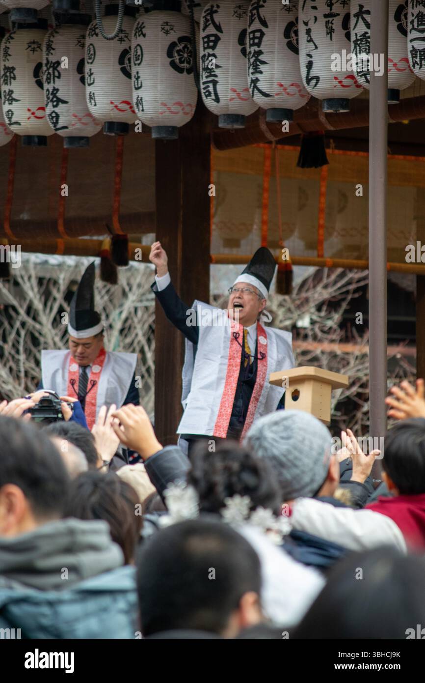 Lancement de haricots lors du festival Setsubun au sanctuaire Yasaka à Kyoto, Japon Banque D'Images