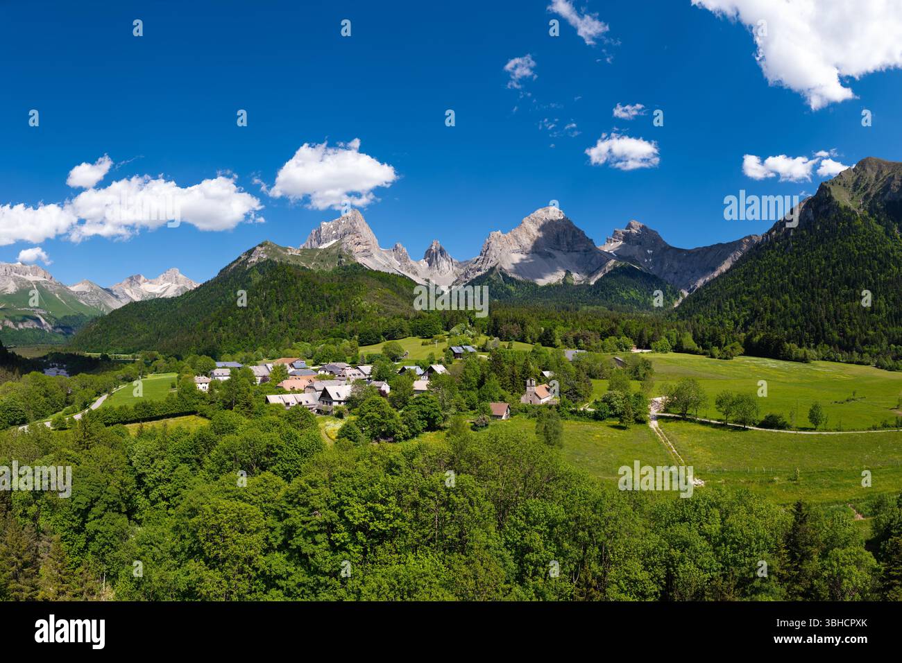 Village de la Jarjatte et massif de la Devoluy, Alpes françaises. Destination de randonnée estivale entourée de forêts et de sommets de montagnes calcaires. Drome, France Banque D'Images