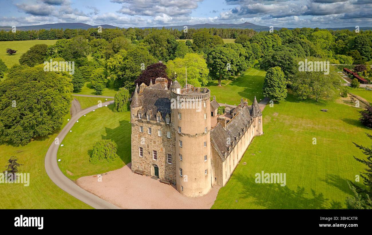 Château Fraser Aberdeenshire Écosse imposant bâtiment entouré d'arbres au début de l'été Banque D'Images