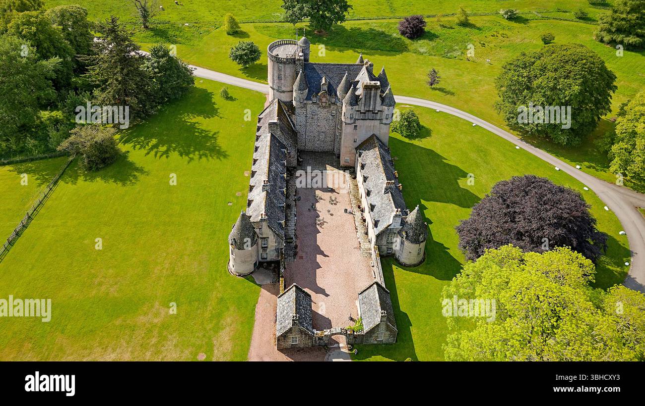 Château Fraser Aberdeenshire Écosse le bâtiment et la cour entourés d'arbres en été Banque D'Images