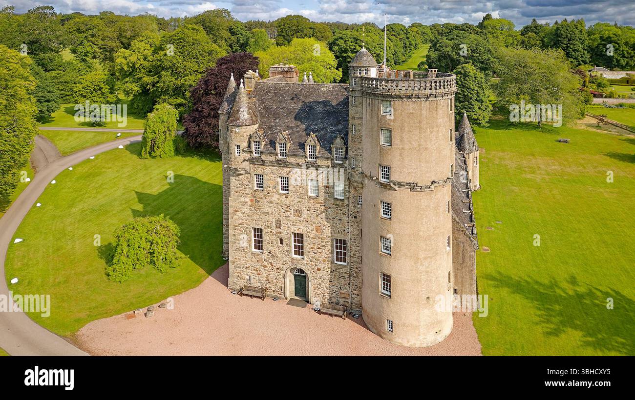 Château Fraser Aberdeenshire Écosse L'imposante tour avec sept niveaux ou étages vu au début de l'été Banque D'Images