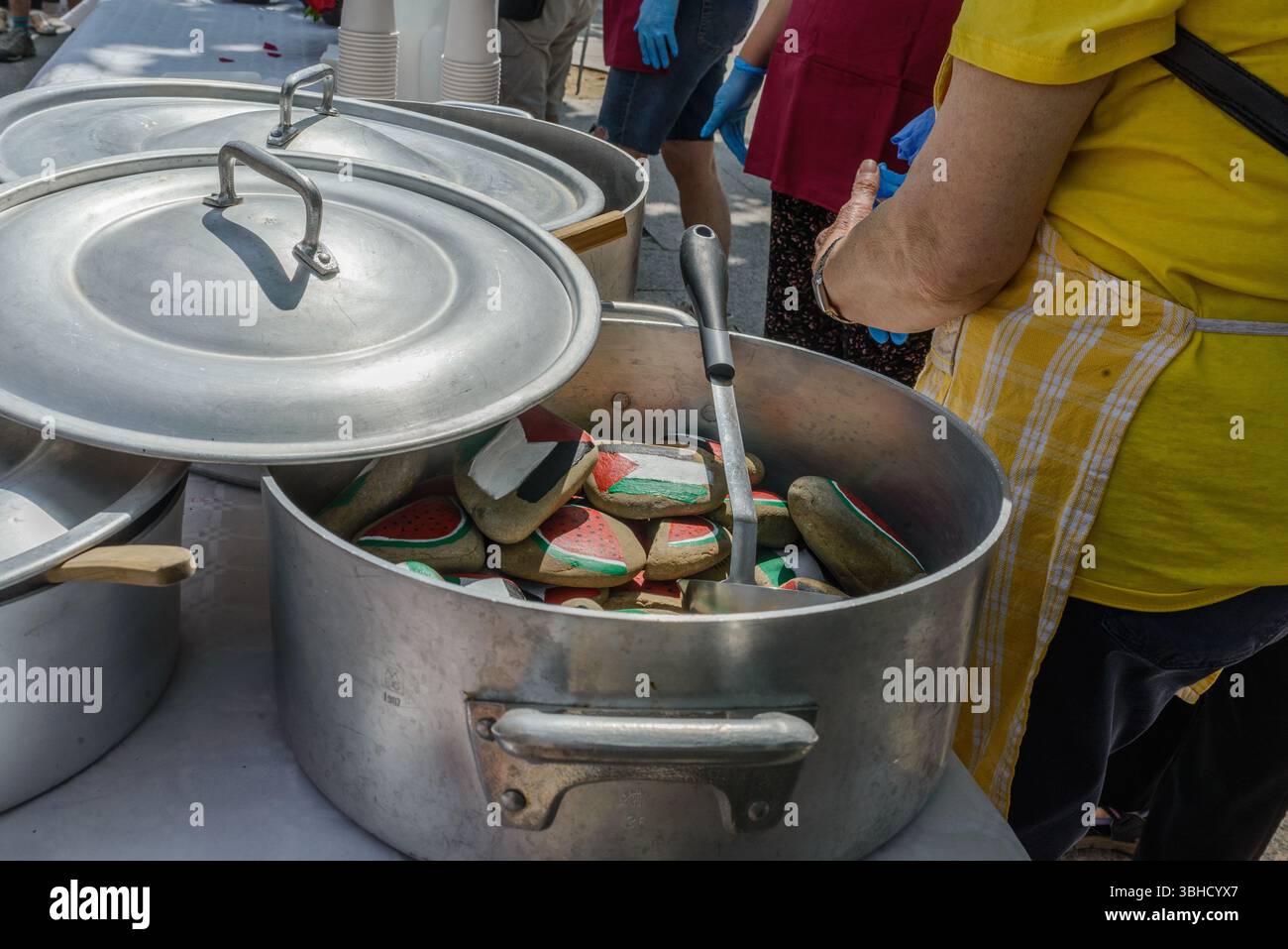 Logroño, la Rioja, Espagne. 9 juin 2025. Des activistes jouent « Stone Soup for the Palestinian People », une action artistique symbolisant les pénuries alimentaires et la résistance. Cette représentation théâtrale combine la narration traditionnelle avec la dénonciation de la crise humanitaire palestinienne. (Photographie de MARIO Martija). Crédit : Mario Martija/Alamy Live News Banque D'Images