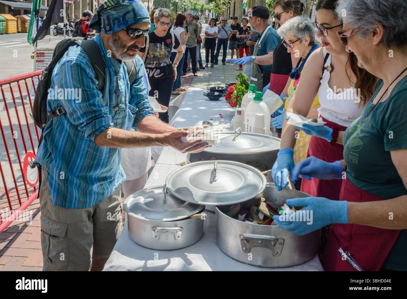 Logroño, la Rioja, Espagne. 9 juin 2025. Des activistes jouent « Stone Soup for the Palestinian People », une action artistique symbolisant les pénuries alimentaires et la résistance. Cette représentation théâtrale combine la narration traditionnelle avec la dénonciation de la crise humanitaire palestinienne. (Photographie de MARIO Martija). Crédit : Mario Martija/Alamy Live News Banque D'Images