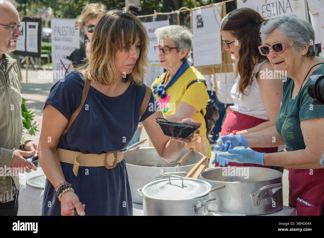 Logroño, la Rioja, Espagne. 9 juin 2025. Des activistes jouent « Stone Soup for the Palestinian People », une action artistique symbolisant les pénuries alimentaires et la résistance. Cette représentation théâtrale combine la narration traditionnelle avec la dénonciation de la crise humanitaire palestinienne. (Photographie de MARIO Martija). Crédit : Mario Martija/Alamy Live News Banque D'Images